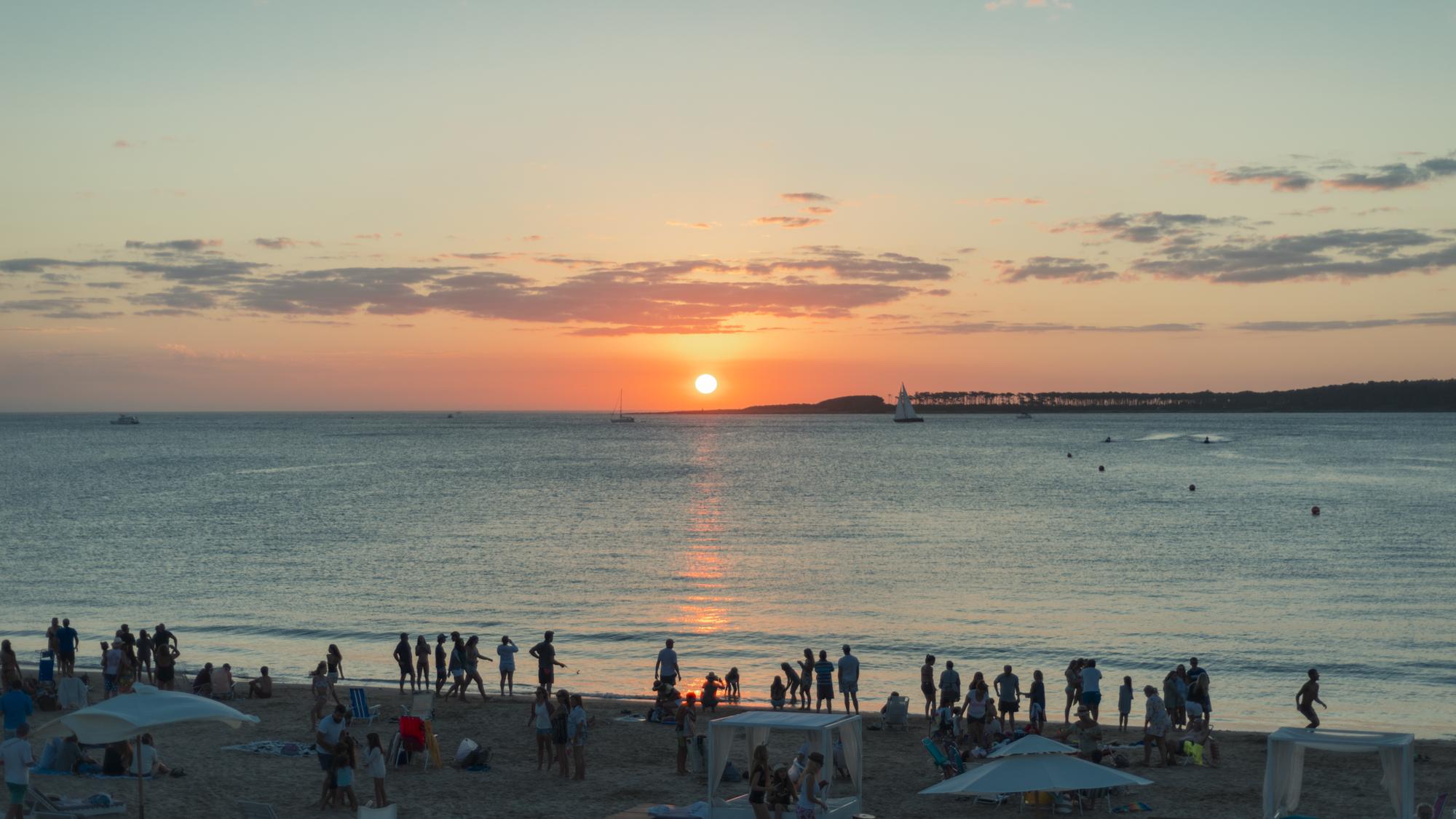 Enjoy Punta Del Este Buitenkant foto Sunset at the beach