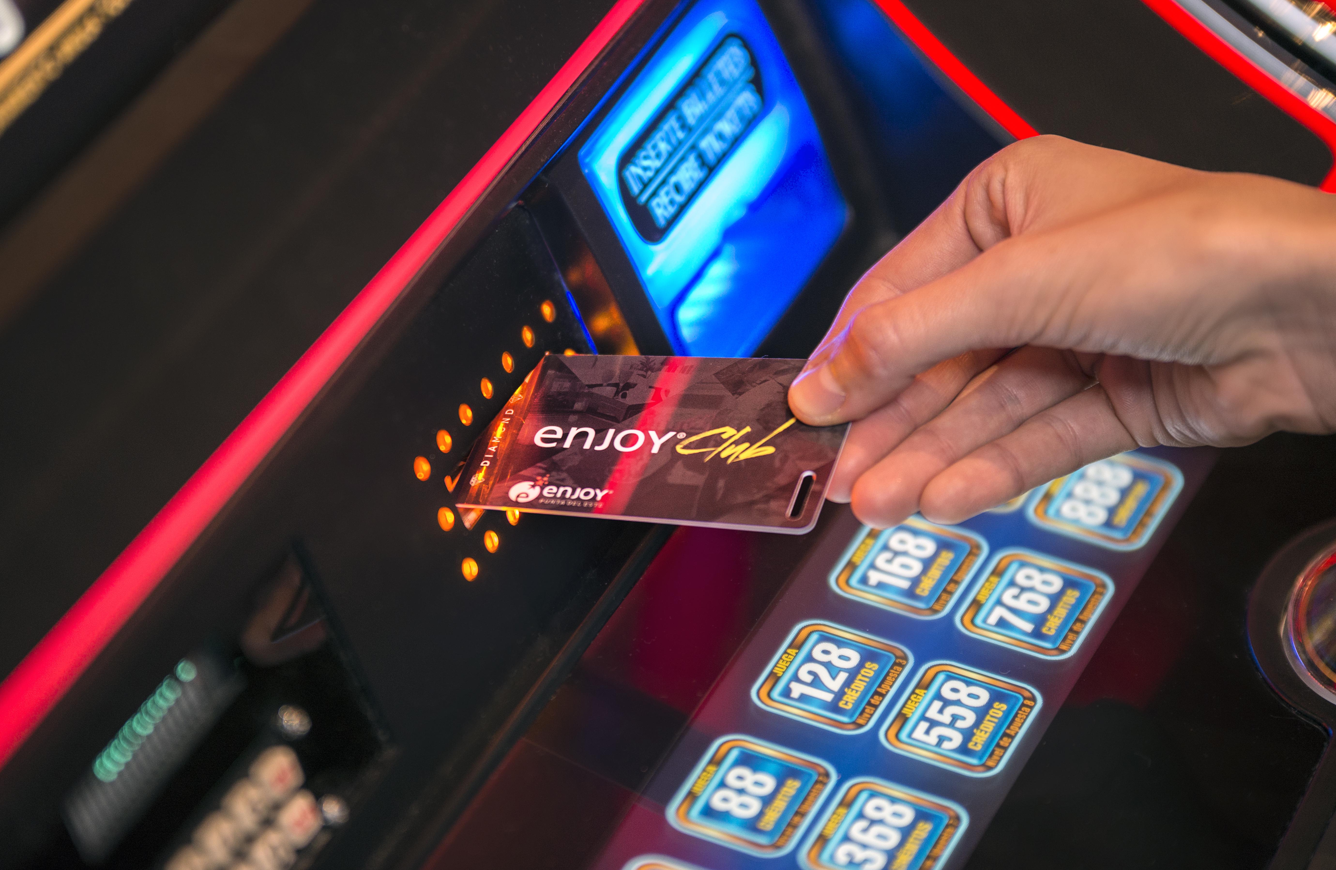 Enjoy Punta Del Este Buitenkant foto A card being inserted into a slot machine