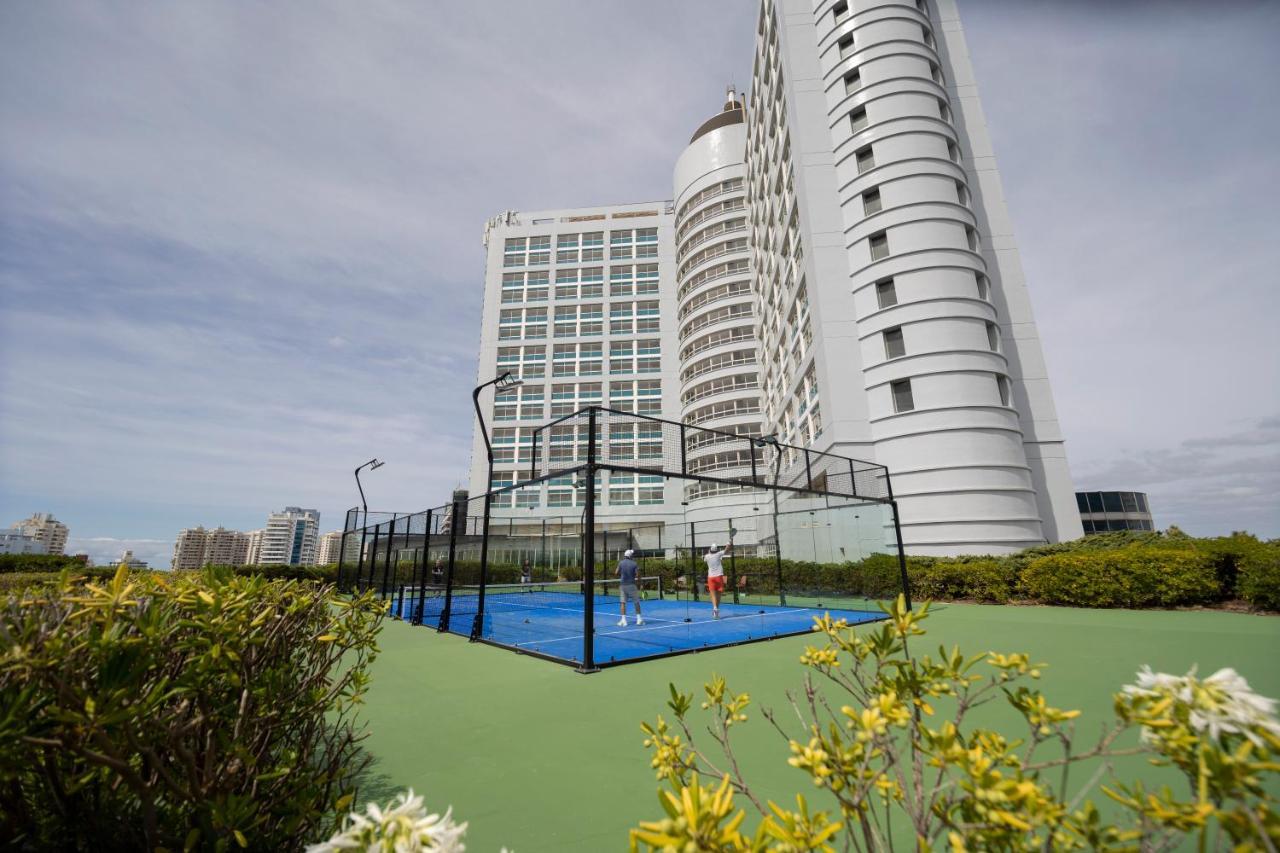 Enjoy Punta Del Este Buitenkant foto Tennis courts at the hotel