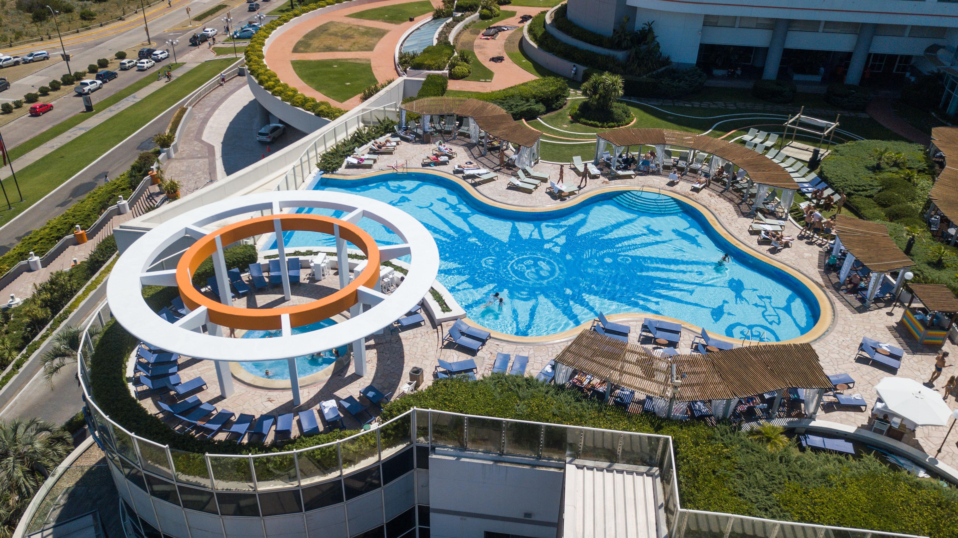 Enjoy Punta Del Este Buitenkant foto The swimming pool at the top of the hotel